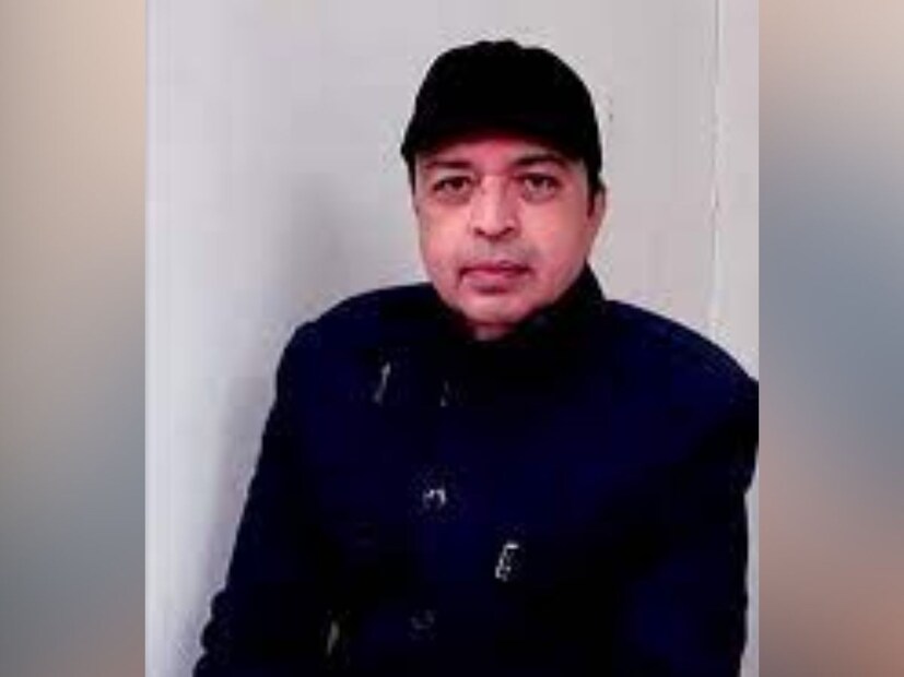 কিন্তু, তাঁর রক্তে যে গান ছিল৷ সেটা মিথ্যে হবে কী করে! আলতাফের বাবা-মা দু’জনেই কাওয়ালি গান গাইতেন৷ বিভিন্ন মঞ্চে গান গেয়েই সংসার চালাতেন৷ আলতাফও এবার জানিয়ে দিলেন, তিনিও গান-ই গাইতে চান৷ গান গেয়েই বিখ্যাত হতে চান৷  এরপর তিনি হারমোনিয়ামের প্রশিক্ষণ নিতে থাকেন। সারাক্ষণ গান গাইতেন। আলতাফ তাঁর মায়ের সাথে গায়ক হিসেবে মঞ্চে কাওয়ালি সঙ্গীত পরিবেশন শুরু করেন। আলতাফের মা-ও তাঁকে পেশাগতভাবে গান করার পরামর্শ দেন। বাবা-মায়ের সহায়তায় আলতাফ সারাদেশে সংগীত পরিবেশন শুরু করেন। উপরন্তু, তিনি বেশ কয়েকটি সঙ্গীত প্রতিযোগিতায় অংশগ্রহণ করেন এবং ১৯৯০ সালে তাঁর প্রথম অ্যালবাম প্রকাশ করেন।