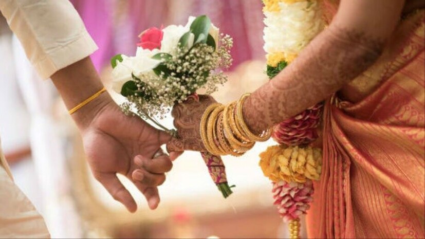 ছোটবেলায় সন্তানদের মাথায় দু’টি ঘূর্ণি থাকলেই চিন্তিত হয়ে পড়তেন। সঙ্গে সঙ্গে বিশেষজ্ঞের সঙ্গে কথা বলে পুজো-আচ্চা করতে শুরু করতেন তাঁরা। যেন সংসারে অশান্তি না আসে।