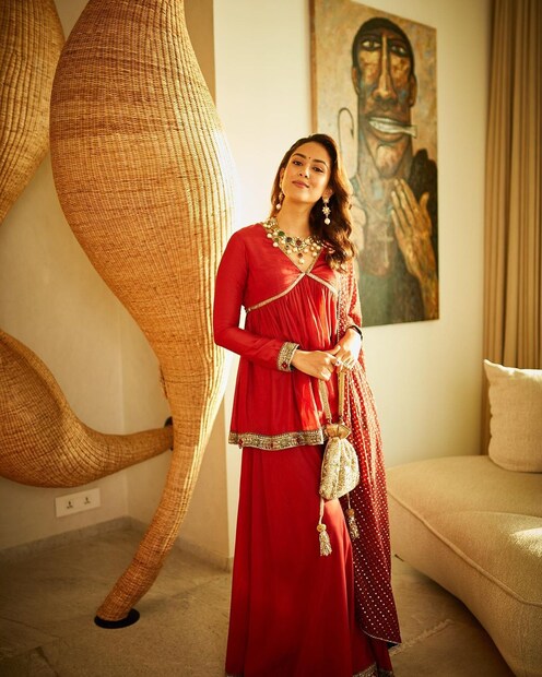 মীরা রাজপুতের ভি নেক পালাজো কুর্তার সাজ। 
