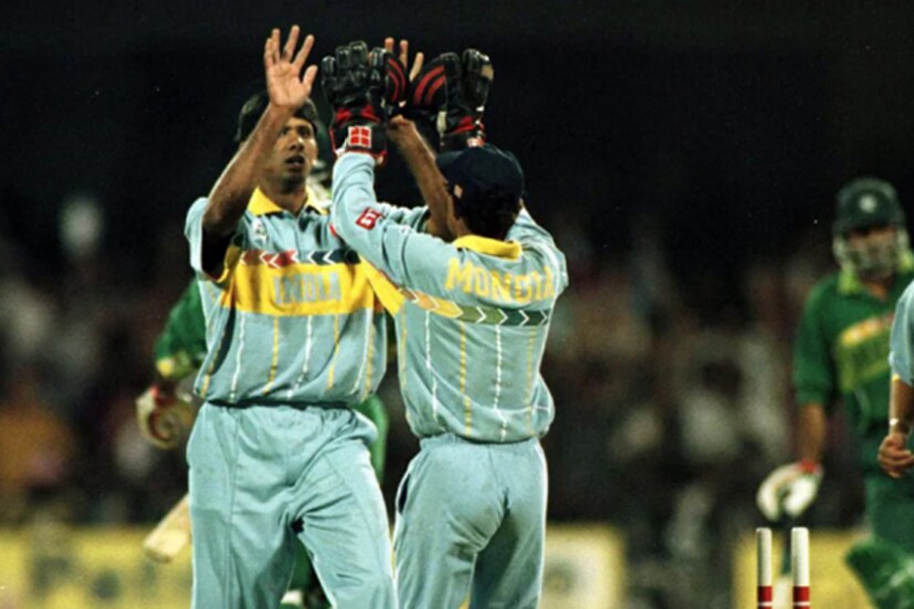 ICC World Cup 2023 India vs Pakistan: ১৯৯৬ বিশ্বকাপ- ১৯৯৬ সালের ৯ মার্চ বেঙ্গালুরুতে প্রথমে ব্যাট করে ২৮৮ রান করে বারত। নভজ্যোৎ সিং সিধুর ৯৪ ও অজয় জাদেজা করেন ৪৫ করেন। জবাবে ২৪৯ রানে শেষ হয় পাকিস্তানের ইনিস। ৩৯ রানে ম্যাচ জেতে ভারত।