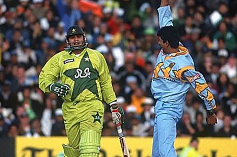 ICC World Cup 2023 India vs Pakistan: ১৯৯৯ বিশ্বকাপ- ১৯৯৯ সালের ৮ ইংল্যান্ডের ম্যাঞ্চেস্টারে ফের মুখোমুখি হয় ভারত-পাকিস্তান। টস জিতে ব্যাট করে ছয় উইকেট ২২৭ রান সংগ্রহ করেছিল ভারত। সর্বোচ্চ ৬১ রান করেন রাহুল দ্রাবিড়। এছাড়া অধিনায়ক মহম্মদ আজহারউদ্দিনের ব্যাট থেকে আসে ৫৯ রান। রান তাড়া করতে নেমে ১৮০ রানে অলআউট হয়ে যায় ভারত। ভেঙ্কটেষ প্রসাদ নেন ৫ উইকেট।