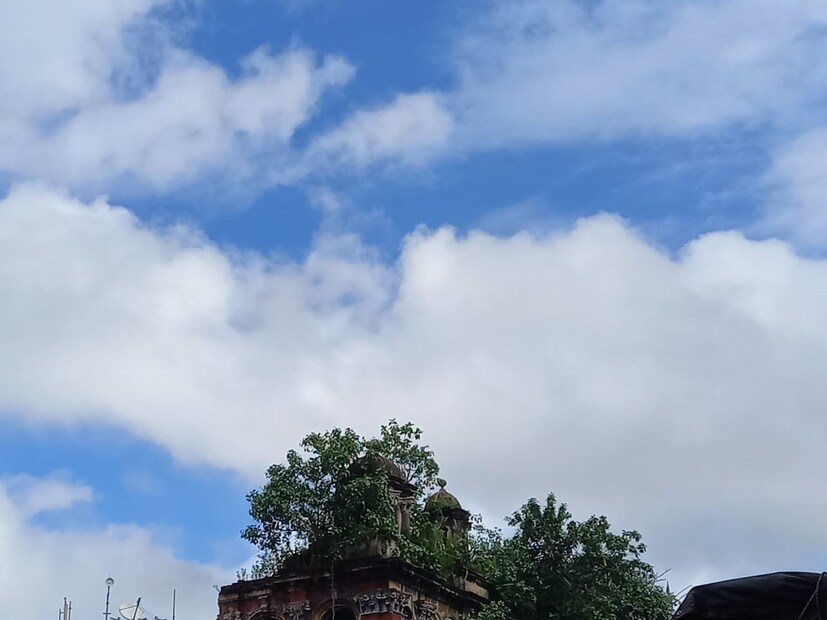 পুজোর আগেই বর্ষা বিদায়। মহালয়া একদিন দেবিপক্ষের শুরুতে বৃষ্টি নেই কলকাতায়। দক্ষিণবঙ্গে বৃষ্টির সম্ভাবনা কম। ধীরে ধীরে কমবে জলীয় বাষ্পের পরিমাণ ৷ এমনটাই জানিয়েছে আবহাওয়া দফতর ৷