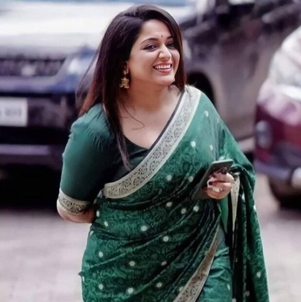 সেখানে তিনি নিজের পরিবারের সঙ্গে কাটানো বিভিন্ন মুহূর্তও মাঝেমধ্যে তুলে ধরেন। ফলে অশ্বথীর পরিবারের সম্পর্কেও ওয়াকিবহাল তাঁর ভক্তরা।  পদ্মা এবং কমলা নামে দুই কন্যা রয়েছে অভিনেত্রীর। আর স্বামী শ্রীকান্ত বিদেশে কাজ করেন। 