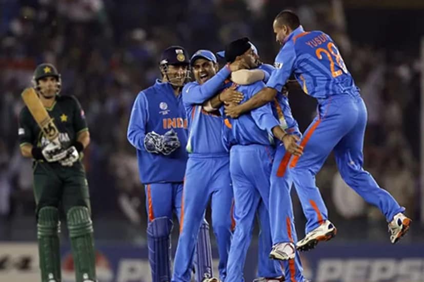 ICC World Cup 2023 India vs Pakistan: ২০১১ বিশ্বকাপ- ২০১১ বিশ্বকাপের সেমি ফাইনালে মোহালিতে মুখোমুখি ভারত-পাকিস্তান। প্রথমে ব্যাট করে ৫০ ওভারে ৯ উইকেটে ২৬০ রান করেছিল ভারত। সচিন তেন্ডুলকর সর্বোচ্চ ৮৫ রানের ইনিংস খেলেছিলেন। রান তাড়া করতে নেমে ২৩১ রানে অলআউট হয়ে যায় পাকিস্তান।