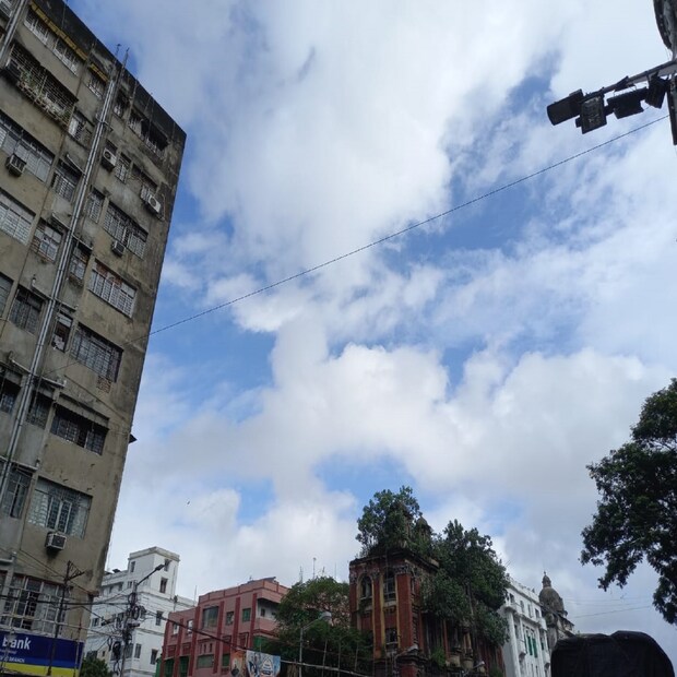 বাতাসে জলীয় বাষ্পের পরিমাণ ৪৯ থেকে ৯১ শতাংশ। আগামী ২৪ ঘণ্টায় কলকাতা শহরে তাপমাত্রা থাকবে ২৮ ডিগ্রি সেলসিয়াস থেকে ৩৪ ডিগ্রি সেলসিয়াসের মধ্যে।