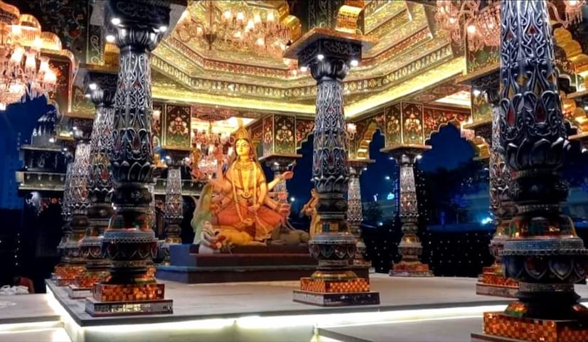 দর্শকরা ইতিমধ্যেই এই মণ্ডপের সৌন্দর্য ও অসামান্য শিল্পকর্মে আকৃষ্ট হয়েছেন‌ সন্ধের অন্ধকার নেমে রাত হলেই এই মণ্ডপের ঔজ্জ্বল্য কয়েকগুণ বেড়ে যাচ্ছে।