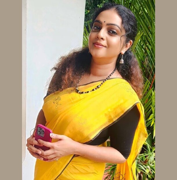 আর তাঁদের দু’জনের মাঝখানে রয়েছেন জনপ্রিয় মলয়ালি অভিনেত্রী কাব্যা মাধবন। ছবিটা থেকে স্পষ্ট যে, অশ্বথীর কলেজের সময়কার ছবি সেটি। ক্যাপশনে অভিনেত্রী লেখেন, “গ্যালারি ঘাঁটতে গিয়ে এই ছবিটি পেয়েছি।” ছবিটি পোস্ট হওয়া মাত্রই ভাইরাল হয়ে যায়। অশ্বথীর সহপাঠী এবং সিনিয়ররা কমেন্ট বক্সে কমেন্ট করতে থাকেন। 