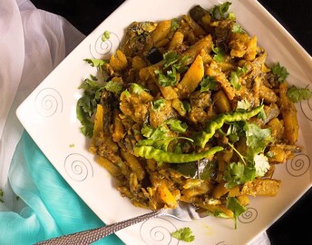 মেথি ফোড়ন, আদাবাটায় মাছের মুড়োর পাঁচমিশালি তরকারি হলে ভাতের সঙ্গে আর কী লাগে! মেথি ফোড়ন, আদাবাটায় মাছের মুড়োর পাঁচমিশালি তরকারি হলে ভাতের সঙ্গে আর কী লাগে!