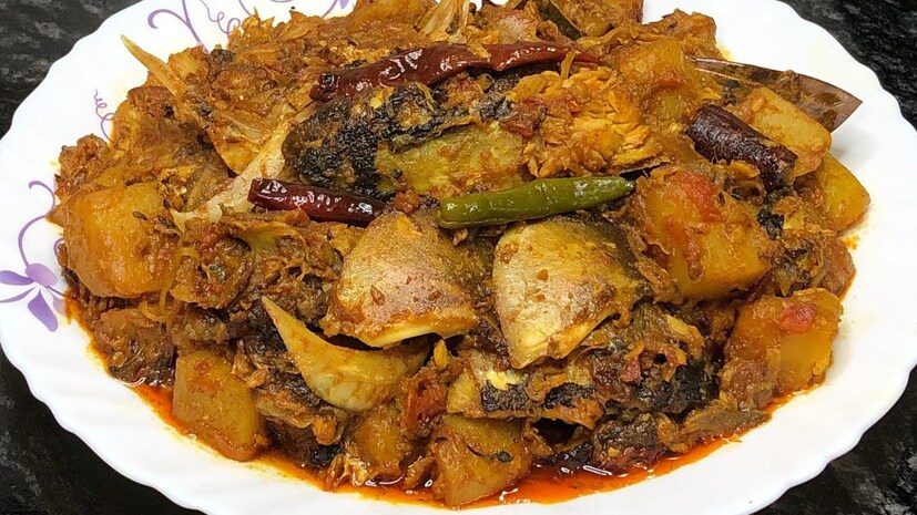 কিছুক্ষণ নাড়া চাড়া করেই নামানোর আগে সামান্য আদা বাটা দিয়ে নেড়ে চেড়ে ফুটিয়ে নিলেই তৈরি।গরম গরম ভাতের সঙ্গে পরিবেশন করুন মাছের মাথা দিয়ে পাঁচ মিশালী সবজি।