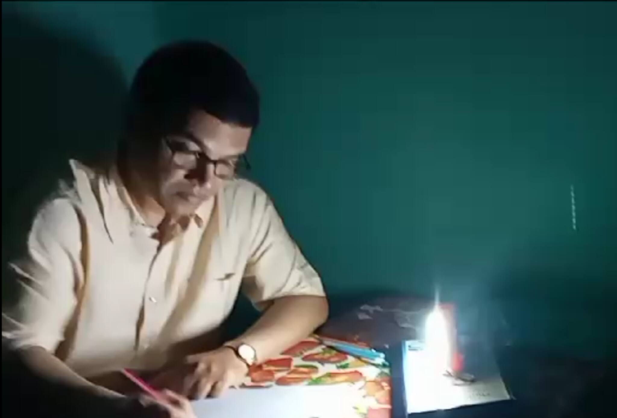 অন্ধকারে মোবাইলের আলোয় সেবা! প্রত্যন্ত গ্রামে বিনা খরচে মানুষের পাশে ডাক্তাররা