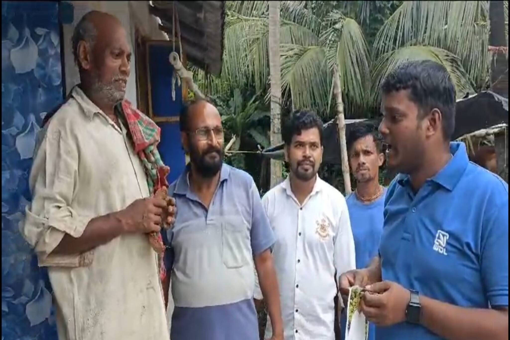 দুয়ারে পঞ্চায়েত প্রধান! এক ফোনেই এবার দরজায় হাজির তিনি! অভিনব উদ্যোগ এই গ্রামে