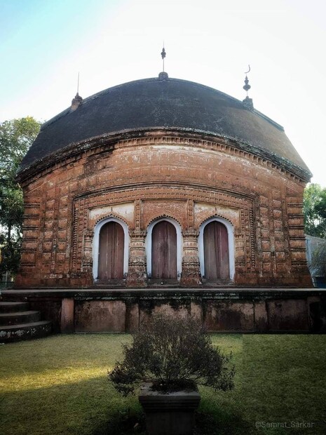দুর্গাপুজোর প্রাক মুহূর্ত হোক বা পুজোর ছুটিতে ঘুরে আসুন রাজ্যের চার বাংলার মন্দির।