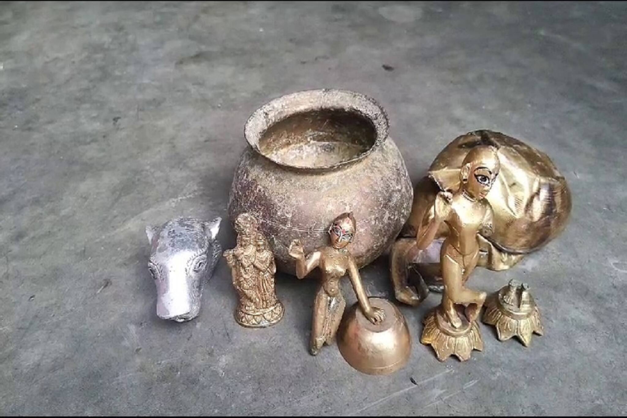 সোনার কৃষ্ণ বলে পিতল দেওয়ায় বেধড়ক মারধর তান্ত্রিককে, এলাকায় উত্তেজনা