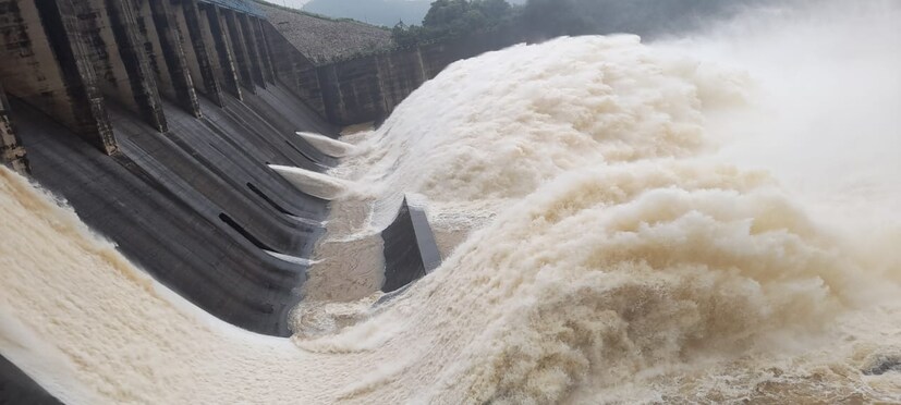 তাই বন্যার আশঙ্কা থাকলেও জলাধারে বাড়তি জল ছাড়া হচ্ছে মাইথন এবং পাঞ্চেত ড্যাম থেকে। একই কারণে জল ছাড়ছে দুর্গাপুর ব্যারেজও।