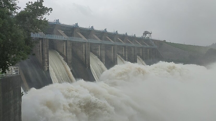 বৃহস্পতিবার মাইথন থেকে ছাড়া হয়েছে ৩০ হাজার কিউসেক জল। অন্যদিকে পাঞ্চেত ড্যাম থেকে ছাড়া হয়েছে ৩৫ হাজার কিউসেক জল।