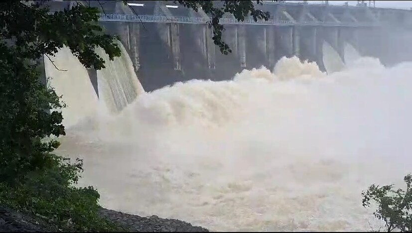 রাজ্যের আবেদনে সাড়া দিয়ে জল ছাড়া কমিয়ে ছিল DVC। কিন্তু ভারী বৃষ্টিপাতের কারণে ফের বাড়ানো হল জল ছাড়ার পরিমাণ।