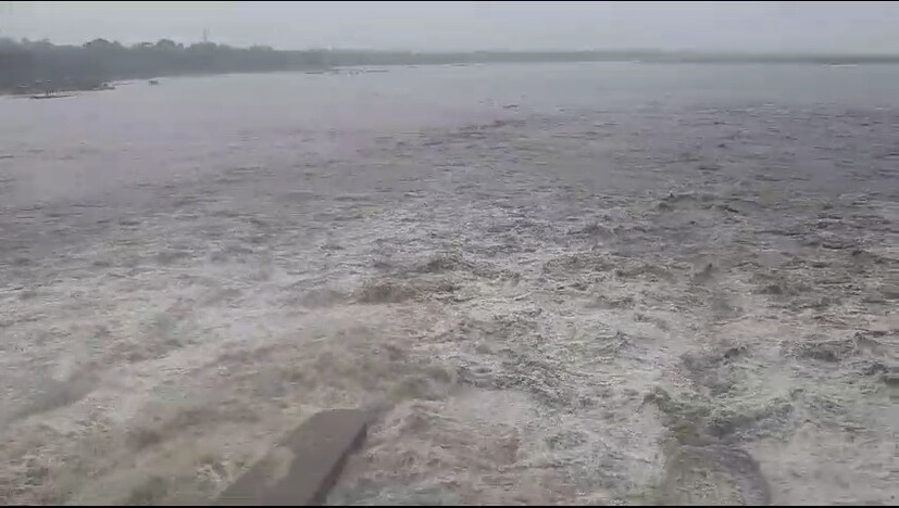 শেষ পাওয়া খবর অনুযায়ী, সকাল ন'টা পর্যন্ত দুর্গাপুর ব্যারেজ থেকে ছাড়া হয়েছে ৮৬, ৯৫০ কিউসেক জল ।