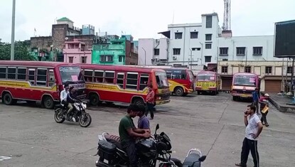 শহরে চলাচল করা মিনিবাস।