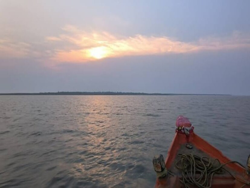 পুজোর ছুটিতে ঘুরে আসুন জম্বুদ্বীপে।ফ্রেজারগঞ্জের ৮ কিলোমিটার দক্ষিণ-পশ্চিমে বঙ্গোপসাগরের বুকে অবস্থিত এই দ্বীপ। এই দ্বীপে যেতে হলে নৌকাই আপনার একমাত্র ভরসা।