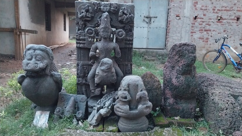 ইতিহাস পড়ে আছে গাছের তলায়।একাধিক প্রাচীন ইতিহাসের নিদর্শনের মাঝে রাজ্যে বিরল সূর্য পুত্র রেবন্তের মূর্তি।