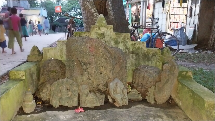 এলাকার কুণ্ডপুকুর থেকে উদ্ধার হয় এই ভগ্নপ্রায় মূর্তিগুলো। যা অরক্ষিত ও অবহেলায় পড়ে আছে গাছের নিচে।