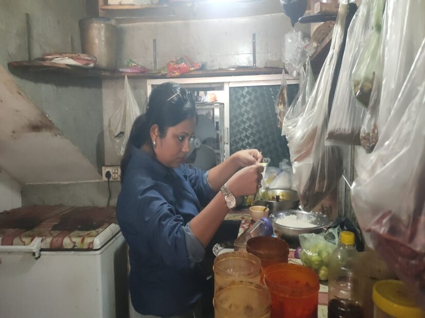অভিযানে উঠে আসে, বিভিন্ন হোটেল বা রেস্টুরেন্টে বাসি খাবার মজুত ফ্রিজে। আবার কোন কোন হোটেলে ও রেস্টুরেন্টে নিষিদ্ধ মশলাপাতির ব্যবহার। 