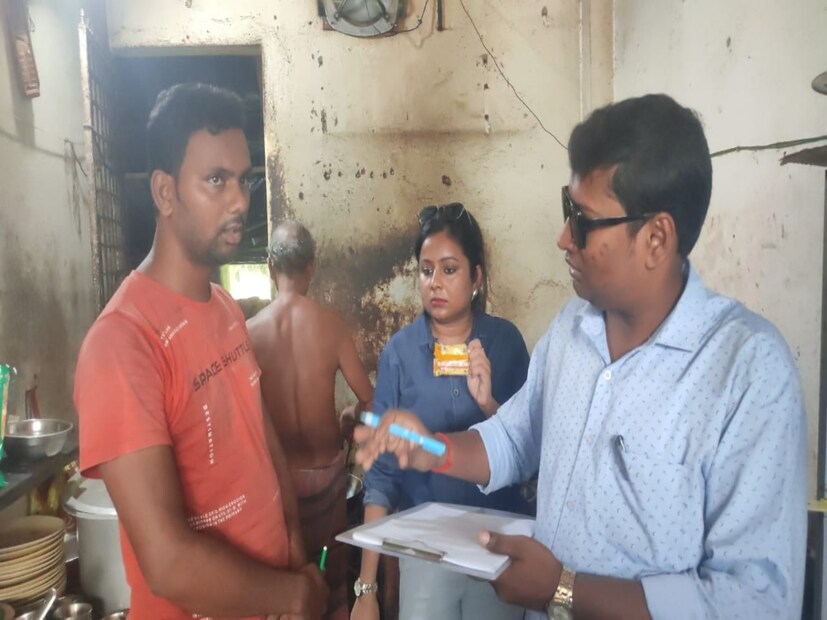 পুজোর সময় দিঘায় আসা পর্যটকদের স্বাস্থ্যবিধি সম্মত খাদ্য পরিবেশন করা হয় সেদিকে সজাগ দৃষ্টি প্রশাসনের।