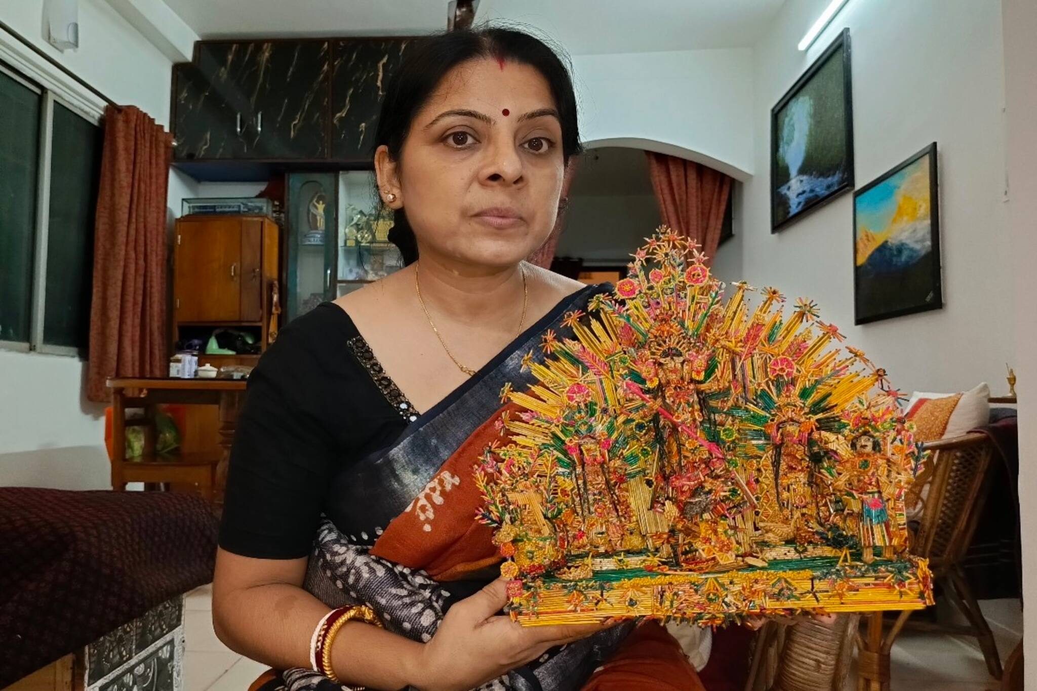 পোড়া ধূপ দিয়ে তৈরি হয়েছে দূর্গা প্রতিমা, অবাক করছেন কোচবিহারের সোমা