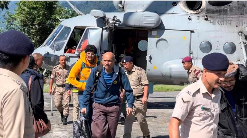 ৪ই অক্টোবর থেকে লাগাতার উদ্ধার কাজ চালিয়ে যাচ্ছে সেনা জওয়ানরা।ইতিমধ্যেই ভারতীয় সেনার ত্রিশক্তি কর্পস এর জওয়ানরা সিকিমের বিভিন্ন এলাকায় আটকে পড়া পর্যটকদের উদ্ধার করেছে।