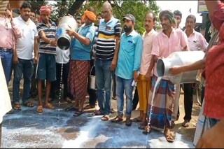 জাতীয় সড়কে ঢালা হল দুধ. হল অবরোধ 