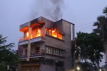 জ্বলছে