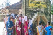 স্কুলে ঢুকতে পারলেন না প্রধান শিক্ষিকা..., দাঁড়িয়ে রইলেন গাছতলায়! কেন জানেন?