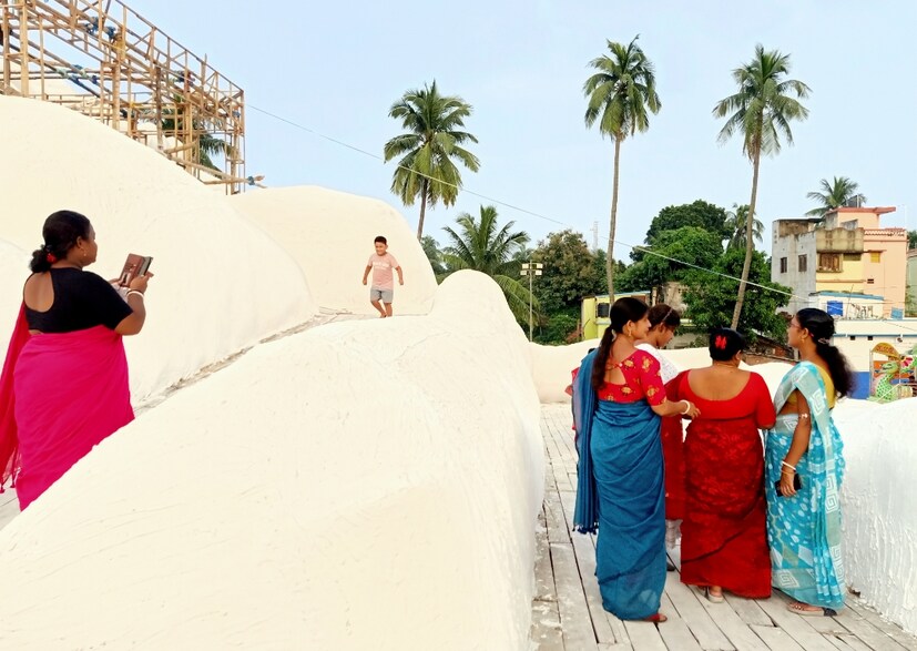 গোটা প্যান্ডেল চত্বর বরফের চাদরে ঢাকা, ফুটিয়ে তোলা হয়েছে পাহাড়ে রূপ।