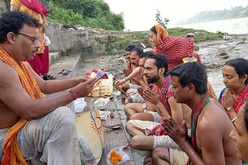 মহালয়ার ভোর থেকে গঙ্গার ঘাটে ঘাটে উপচে পড়া ভিড়