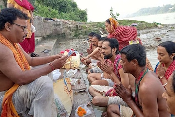 মহালয়ার ভোর থেকে গঙ্গার ঘাটে ঘাটে উপচে পড়া ভিড় মহালয়ার ভোর থেকে গঙ্গার ঘাটে ঘাটে উপচে পড়া ভিড়