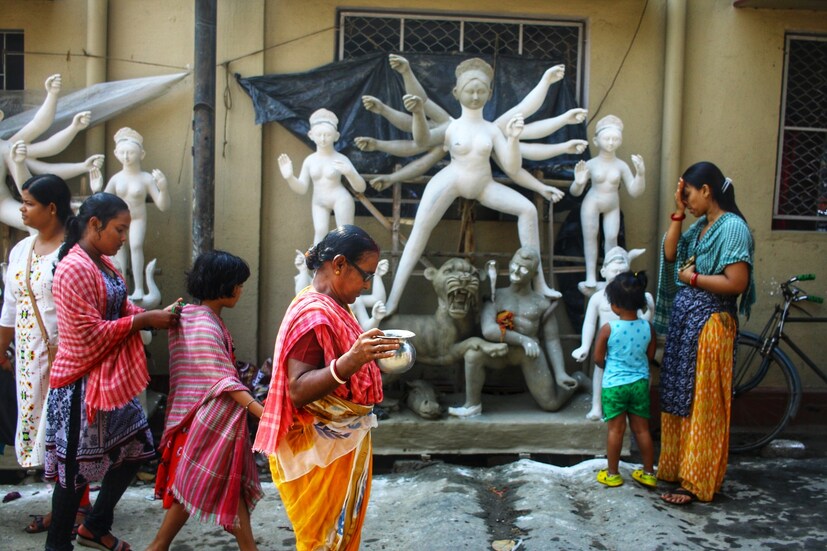 মহালয়ার দিন পিতৃপক্ষের অবসান ঘটে মাতৃ পক্ষের সূচনা হয়। এই দিন সকল মানুষ তাদের পূর্বপুরুষদের শান্তি ও স্মৃতির উদ্দেশে জল দেওয়া হয়। 