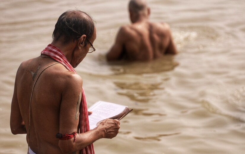 সনাতন ধর্মের ইতিহাস অনুযায়ী, সূর্য কন্যারাশিতে প্রবেশ করলে পিতৃপক্ষের সূচনা হয়। মানুষের বিশ্বাস, এসময় পূর্বপুরুষরা পিতৃলোক ছেড়ে করে তাঁদের উত্তরপুরুষদের বাড়িতে অবস্থান করেন।