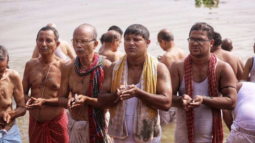 ভগবান ও পূর্বপুরুষের আত্মার নাম উচ্চারণ করে তাঁদের কাছে সুখ-শান্তি প্রার্থনা করা হয়। পিতৃ ও মাতৃ তর্পণের সময় জল, তিল, চন্দন, তুলসীপাতা ও ত্রিপত্রী আর অন্যান্য তর্পণের সময় তিলের পরিবর্তে ধান বা যব ব্যবহার করা হয়।