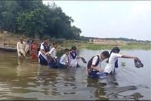 এক কোমর জলে নেমে ভাগীরথীতে ঝুঁকির পারাপার 