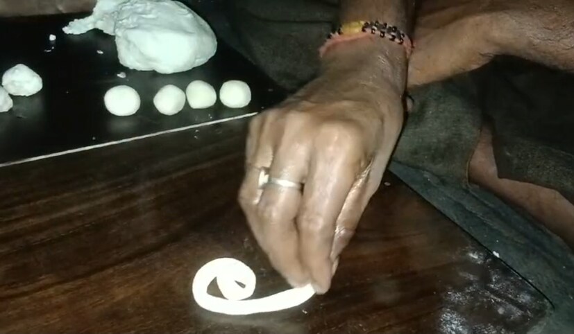 আবার খাদ্য বিষয়ক বিখ্যাত বই ‘অক্সফোর্ড কম্পানিয়ন টু ফুড’-এ লেখা রয়েছে ত্রয়োদশ শতাব্দীতে মোহাম্মদ বিন হাসান আল বাগদাদি রচিত এক বইয়ে প্রথম জিলিপির বর্ণনা দেওয়া হয়।