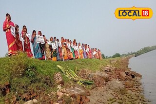 নদীর বাঁধের উপর চলছে শঙ্খ বাজানো