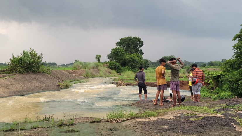 শান্ত ছোট্ট জলপ্রপাতের স্নিগ্ধ আওয়াজ, সঙ্গে প্রাকৃতিক নির্জনতায় অবসর সময় কাটাতে চান তবে অবশ্যই ঘুরে আসতে হবে খড়গপুর শহর থেকে দূরে থাকা ভেটিয়া ওয়াটার ফলস