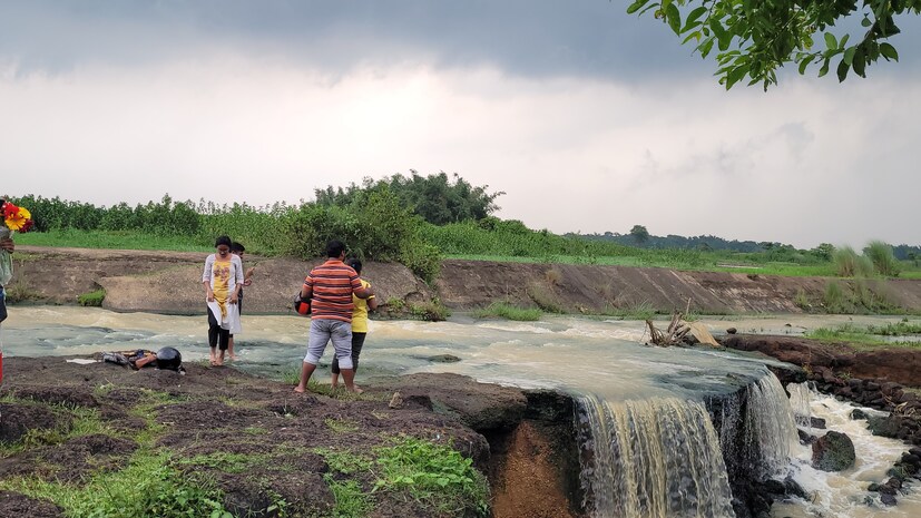 খড়গপুর শহর থেকে মাত্র কিছুটা দূরে ডিমৌলীর কাছে রয়েছে এই জলপ্রপাত। মূলত বর্ষার সময় জমা জল লাল পাথরের গা বেয়ে পড়েই তৈরি হয়েছে অসাধারণ শান্ত জলপ্রপাত।