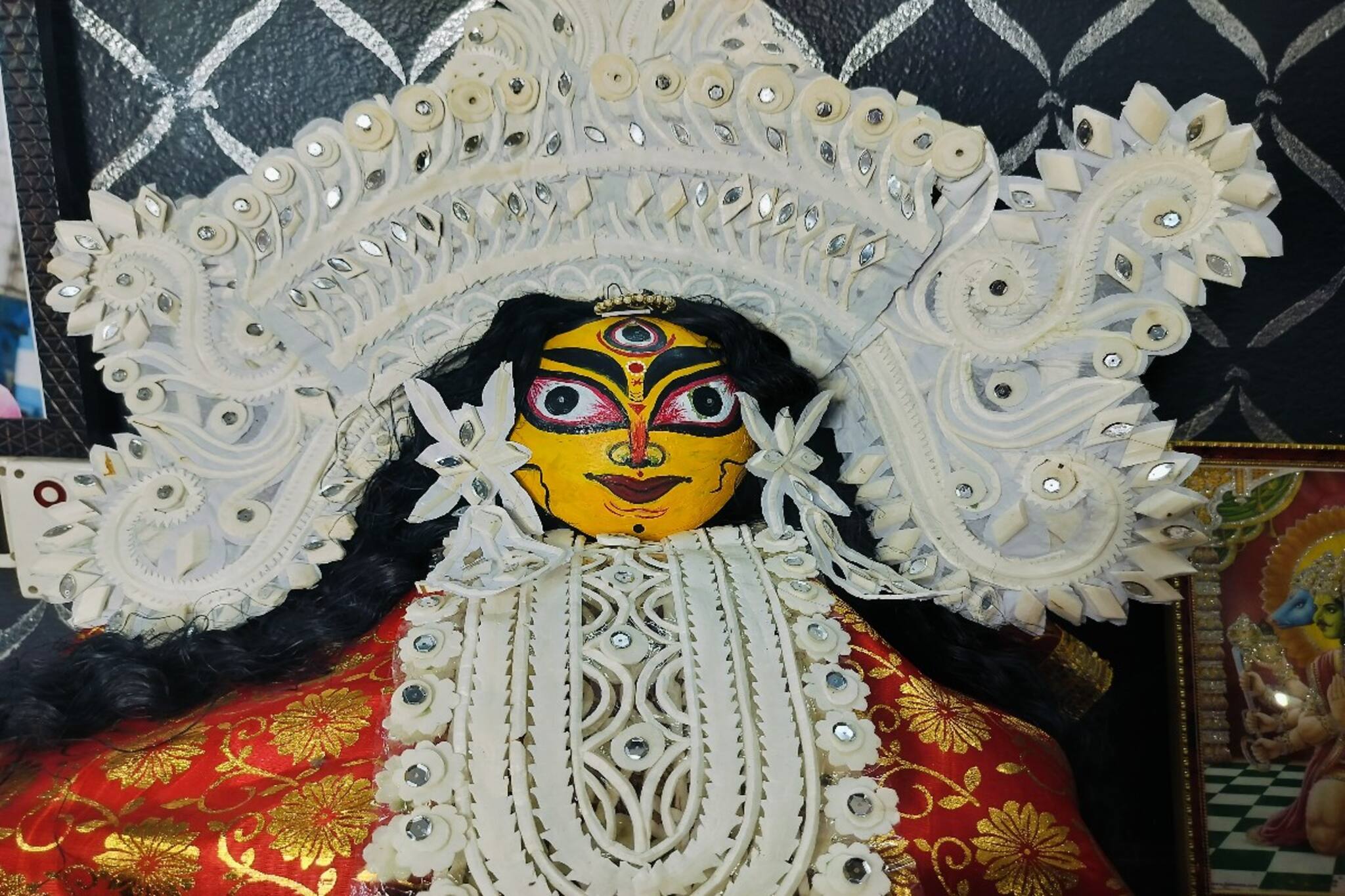 লাউয়ের উপর দুর্গা প্রতিমা বানিয়ে চমকে দিলেন বালুরঘাটের রিতা