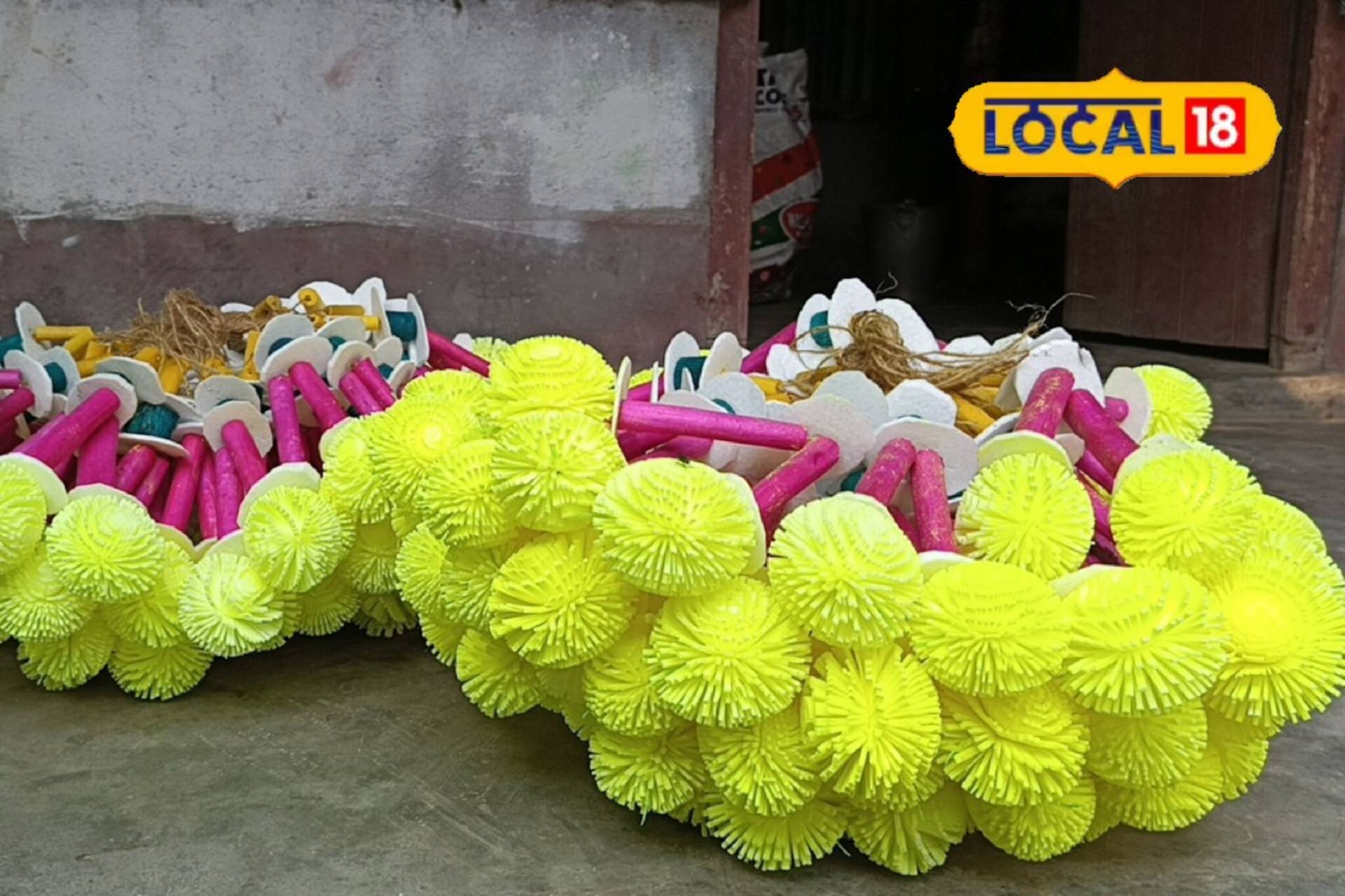 'শর‍‍ৎদিনের কদমফুল’! মঙ্গলঘটের অপরিহার্য উপাদান তৈরি জীবিকা ৫০০ পরিবারের