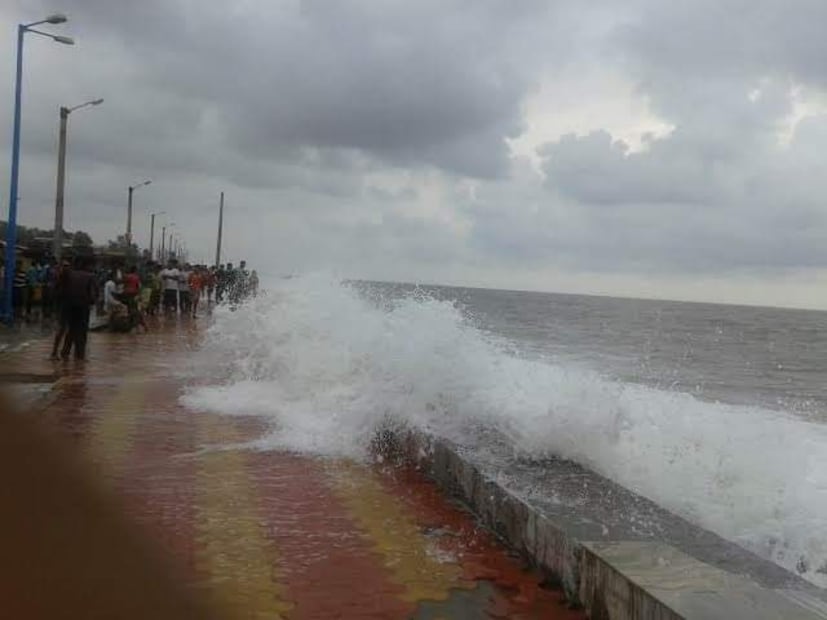 প্রশাসন সূত্রে খবর। মেরিন ড্রাইভের নতুন রাস্তা তৈরির পর ভরা কোটালের জলোচ্ছ্বাসে নষ্ট হয়। এর ফলে মেরিন ড্রাইভ দিয়ে যাতায়াতের সময় দুর্ভোগের শিকার হতে হয়েছে পর্যটকদের।