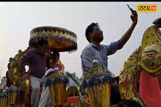 ঘোড়ার গাড়িতে শিক্ষক  