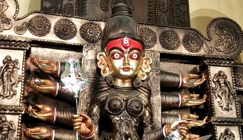 দুর্গাপুরের মার্কিনি দক্ষিণ পল্লীর দুর্গা পুজো। এবছর এই পুজো ৬৩ তম বর্ষে পদার্পণ করল। মার্কিনির এবারের থিম ইন্দোনেশিয়ার বালি দ্বীপের বিষ্ণু মন্দির। এ বছর তাদের পুজো বাজেট ১৫ লক্ষ টাকা।