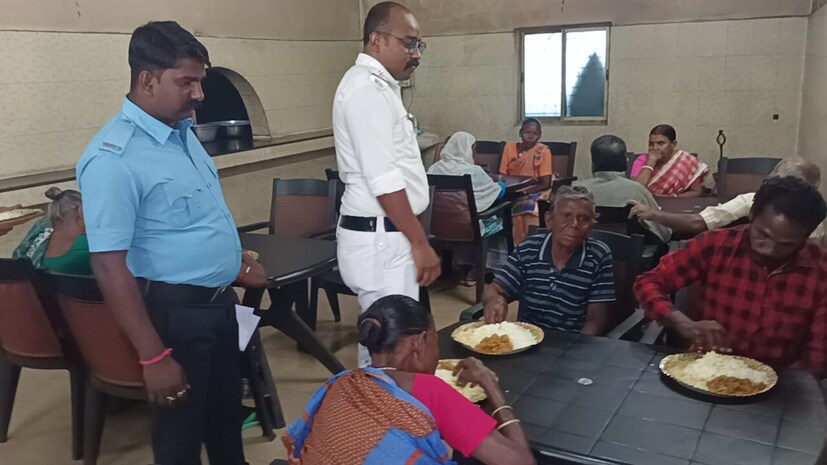পাশপাশি ছিল পেট পুজোর আয়োজন। কাঁকসা থানার প্রাঙ্গণে ছিল খাওয়া-দাওয়ার ব্যবস্থা। থানার পক্ষ থেকে এদিন ওই এলাকার বিভিন্ন জনকে নিয়ে যাওয়া হয়েছিল।