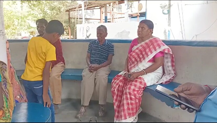 পুলিশের সৌজন্যে নির্বিঘ্নে মণ্ডপ ও প্রতিমা দর্শন করতে পেরে খুশি প্রবীণ নাগরিকরা। তারা প্রায় ৪বছর ধরে এইভাবে পুজো দেখতে যাচ্ছেন।